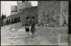 Ángeles de Castro junto a María Rosa Coma en el castillo de Palafrugell (Gerona).