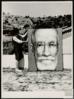 Ángela von Neumann posa junto al retrato de Ramón Menéndez Pidal.