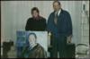 Miguel Delibes Setién con una mujer y el retrato que le ha hecho.