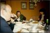 Miguel Delibes Setién y su hermano Manuel, cenando en casa de Daniel Ruiz, en Alcaraz (Albacete).