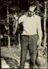 Miguel Delibes Setién mostrando una trucha en Sedano (Burgos).