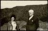 Ángeles de Castro Ruiz acompañada durante su viaje por la Isla de Tenerife (Santa Cruz de Tenerife).