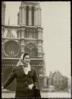 Ángeles de Castro Ruiz junto a la Catedral de Notre Dame, en París (Francia).