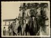Miguel Delibes Setién junto a Fernando Altés Villanueva y Carmen Bustelo Menéndez junto a la port...