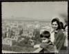 Ángeles de Castro Ruiz y su hijo Germán en una panorámica de París (Francia).