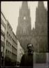 Miguel Delibes Setién junto a la Catedral de Colonia (Alemania).