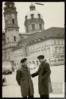 Miguel Delibes Setién acompañado junto a la Iglesia de los Teatinos, en Munich (Alemania).