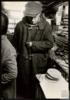 Miguel Delibes Setién comprando el pan en la panadería La Gloria antes de un día de caza. Fotógra...