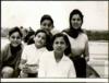 Ángeles de Castro Ruiz junto a sus hijos Miguel, Ángeles, Germán y Elisa Delibes de Castro, en Pa...