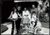 Miguel Delibes Setién y Ángeles de Castro Ruiz, junto a Adolfo Delibes de Castro y Clara Vergés C...