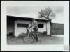 Miguel Delibes Setién junto a su bicicleta.