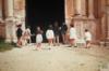 Niños en la boda de Ana Delibes Setién y Fernando Souto en el Monasterio de Santa María de La Vid.