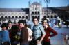 Miguel, Juan, Adolfo y Camino Delibes de Castro junto a Isabel Mateos en la Plaza de España de Se...