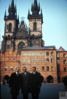 Miguel Delibes Setién acompañado en la Plaza de la Ciudad Vieja, de Praga (República Checa), dura...