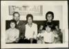 Fotografía de Miguel Delibes Setién y Ángeles de Castro con 3 de sus hijos para el carnet de fami...