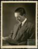 Miguel Delibes Setién leyendo un libro.